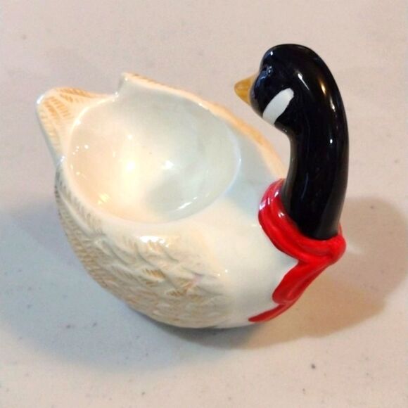 Set of 2 Ceramic Duck Novelty Egg Cups Black & White with Red Neckties - Picture 8 of 11